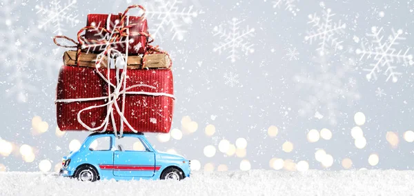 Carro de brinquedo retro com presentes de Natal — Fotografia de Stock