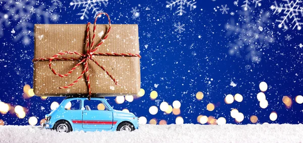 Ретро іграшковий автомобіль з різдвяними подарунками — стокове фото