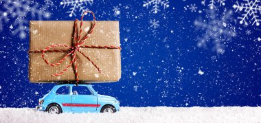 Retro oyuncak araba ile Noel hediyeleri