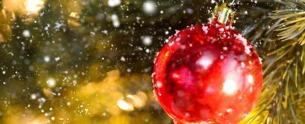 Geschmückter Weihnachts- oder Neujahrstannenbaum — Stockfoto