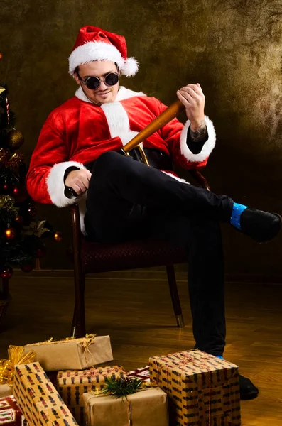 Bad Santa met honkbalknuppel — Stockfoto