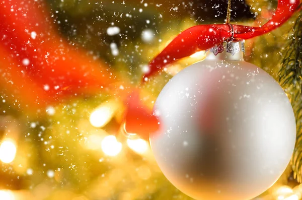 Geschmückter Weihnachts- oder Neujahrstannenbaum — Stockfoto