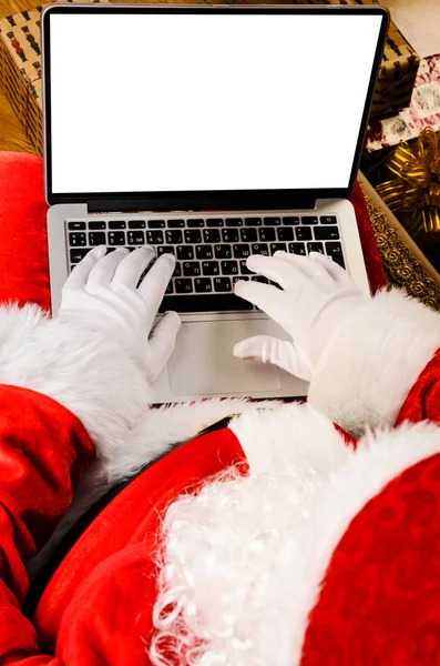 Papai Noel trabalhando no laptop moderno — Fotografia de Stock