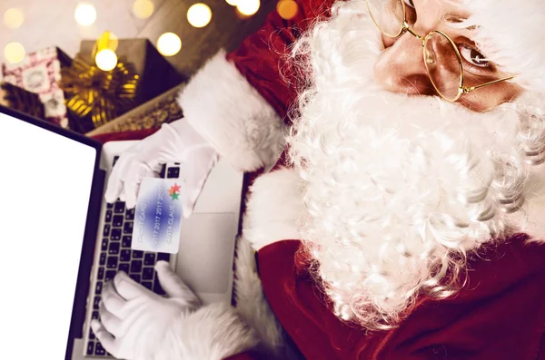 Santa Claus bezig met moderne laptop — Stockfoto