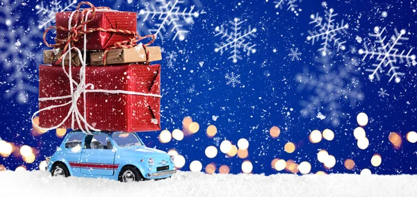 Carro de brinquedo retro com presentes de Natal — Fotografia de Stock