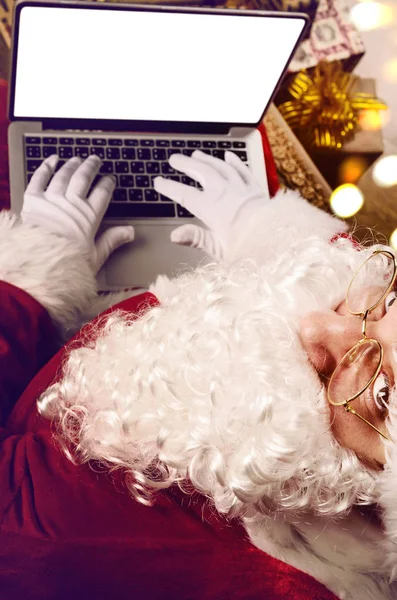 Άγιος Βασίλης που εργάζεται σε σύγχρονο φορητό υπολογιστή — Φωτογραφία Αρχείου