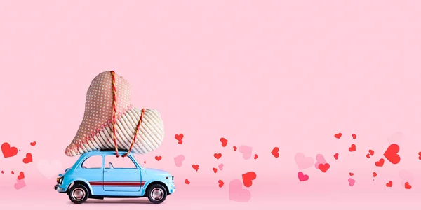 Retro speelgoed auto met Valentijnskaart hart — Stockfoto