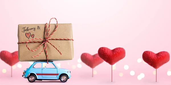 Coche de juguete retro con corazón de San Valentín —  Fotos de Stock