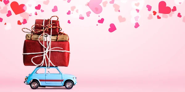 Retro leksak bil med Valentine hjärta — Stockfoto