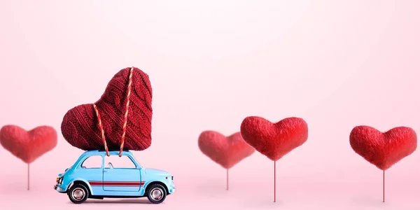 Coche de juguete retro con corazón de San Valentín —  Fotos de Stock