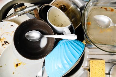 bir Lavaboda kirli bulaşıklar