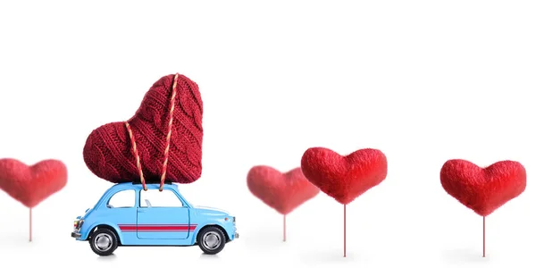 Coche de juguete retro con corazón de San Valentín —  Fotos de Stock