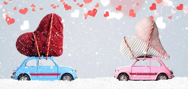 Coches de juguete retro con corazones de San Valentín — Foto de Stock