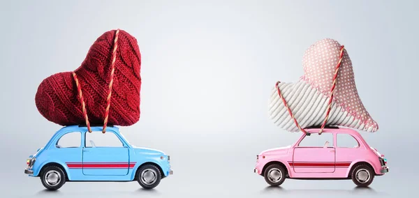 Retro-Spielzeugautos mit Valentinsherzen — Stockfoto