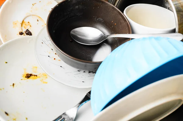 Грязная посуда в раковине — стоковое фото