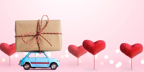 Coche de juguete retro con corazón de San Valentín —  Fotos de Stock