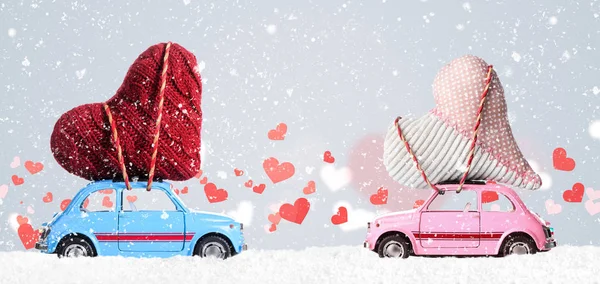 Coches de juguete retro con corazones de San Valentín — Foto de Stock
