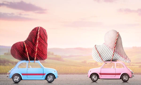 Un par de coches de juguete retro con corazones de San Valentín —  Fotos de Stock