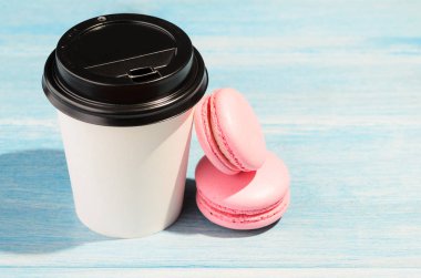 Sıcak bir içecek ve macaroons