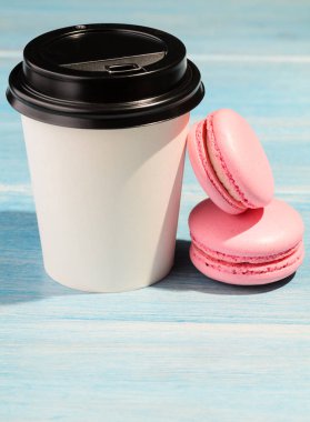 Sıcak bir içecek ve macaroons