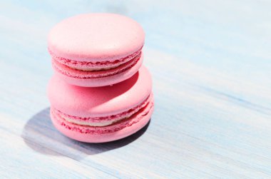 İki pembe macarons