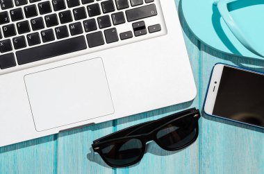 Modern dizüstü bilgisayar, üstten görünüm