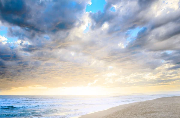 Pôr do sol do mar nublado — Fotografia de Stock