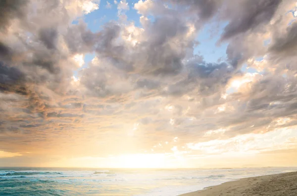 Coucher de soleil nuageux sur la mer — Photo