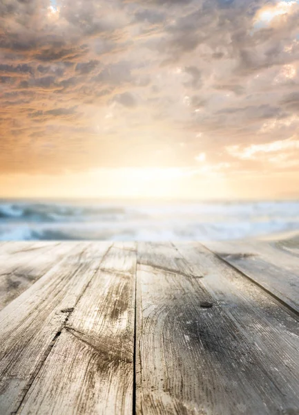 Dřevěný stůl na moři — Stock fotografie