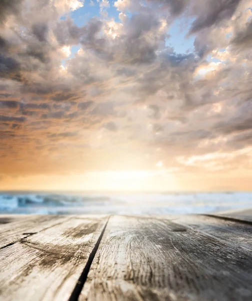 Table en bois en mer — Photo