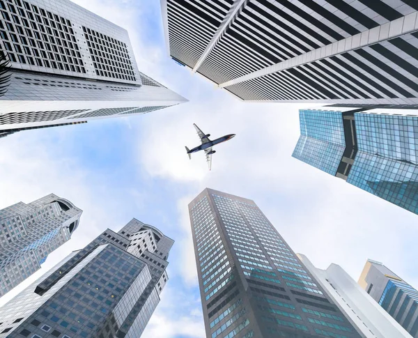 Geschäftstürme und Flugzeuge — Stockfoto