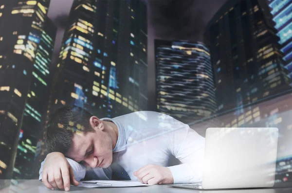 Uitgeput zakenman slaapt — Stockfoto