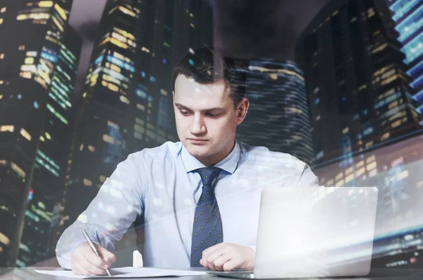 Homem de negócios com laptop — Fotografia de Stock