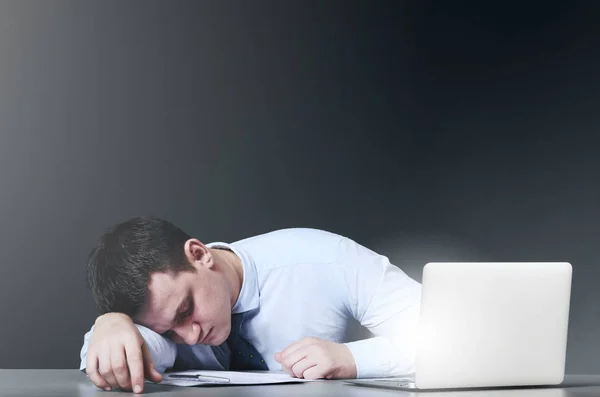 疲れのビジネスマンが眠る — ストック写真