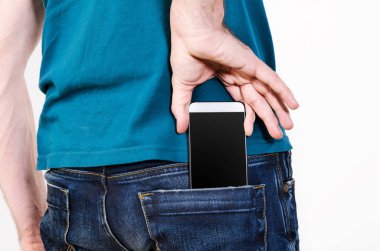 bir cebinde cep telefonu