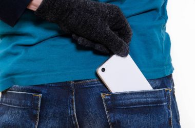 bir cebinde cep telefonu