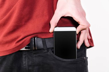 bir cebinde cep telefonu