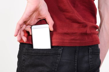 bir cebinde cep telefonu