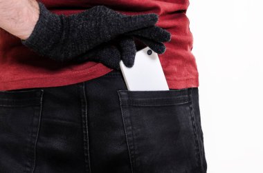 bir cebinde cep telefonu