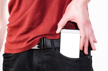 bir cebinde cep telefonu