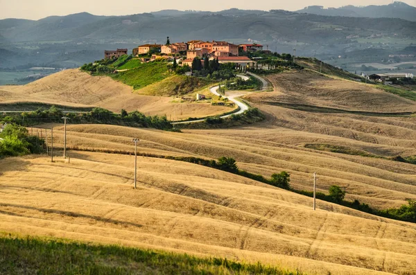 Villaggio al tramonto in Toscana — Foto Stock