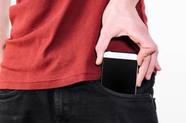 bir cebinde cep telefonu