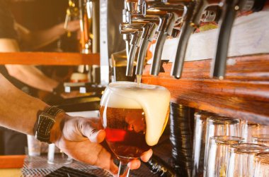 Barmen bira musluk hizmet vermektedir