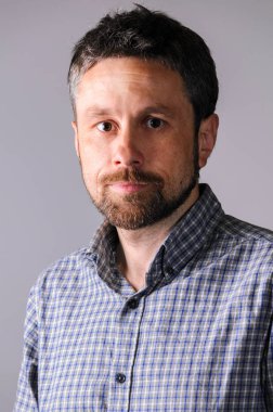 Yakışıklı sakallı işadamı