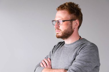 Yakışıklı sakallı işadamı