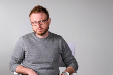 Yakışıklı sakallı işadamı