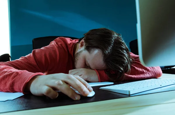 Homem de negócios exausto dorme — Fotografia de Stock