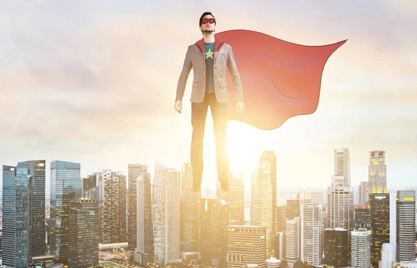 Obchod super hrdina vznášet nad panorama města — Stock fotografie