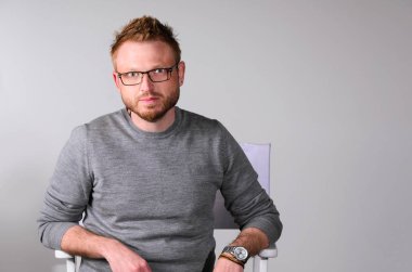 Yakışıklı sakallı işadamı