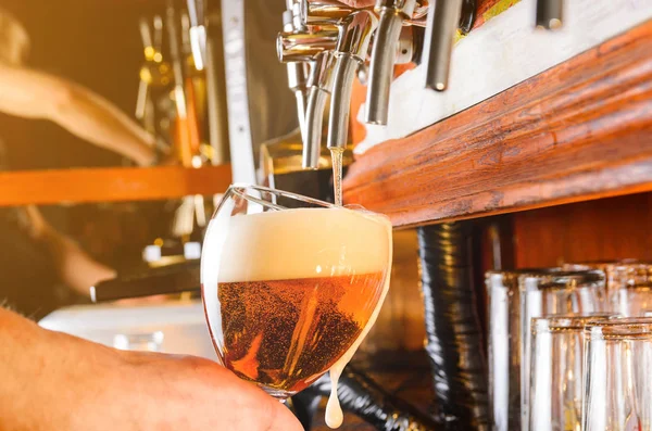 Barman está sirviendo cerveza del grifo — Foto de Stock